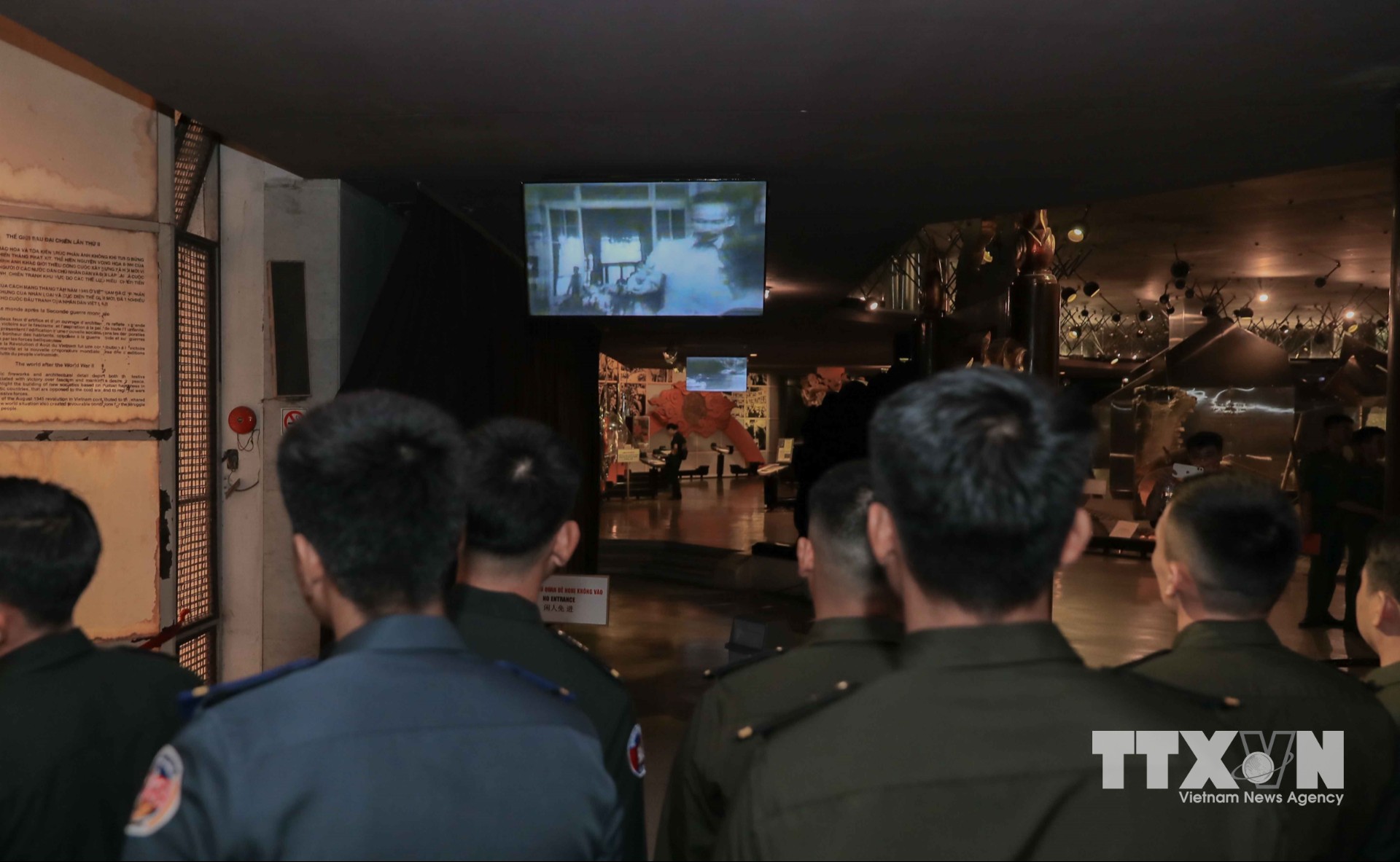 Các hình ảnh được biên tập, dựng thành video trình chiếu tại Bảo tàng Hồ Chí Minh, giúp du khách tiếp cận thông tin trực quan, sinh động, hiểu thêm về cuộc đời, sự nghiệp và những dấu ấn lịch sử của Chủ tịch Hồ Chí Minh. (Ảnh: Phan Phương/TTXVN)